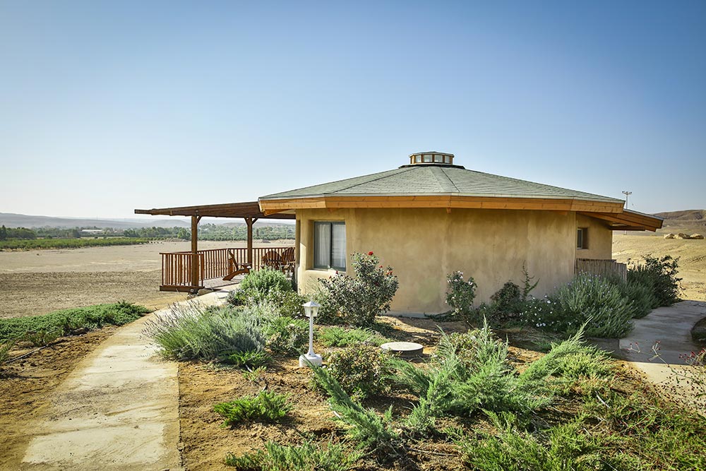 חדרים מרווחים ובקתות