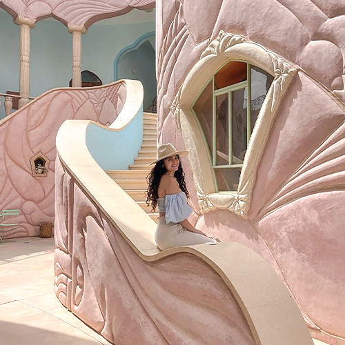 גנים ירוקים ומרפסות עם נוף הרי אדום בבית האומנויות נאות סמדר