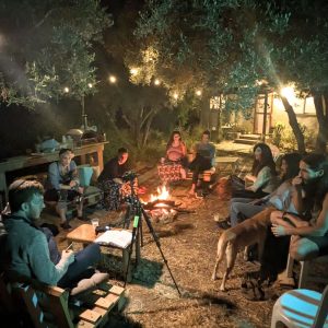 מעגל מפגש סביב מדורה בערב