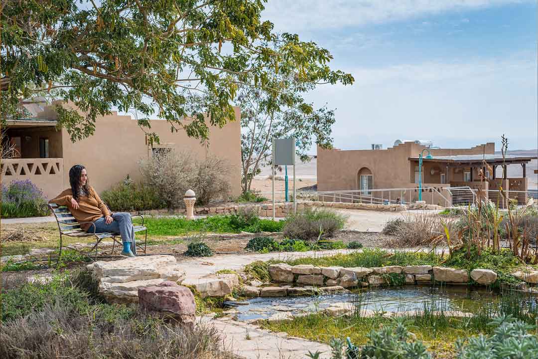 פינות שהייה במתחם האירוח – מדשאות, פינות מדורה ובריכה אקולוגית