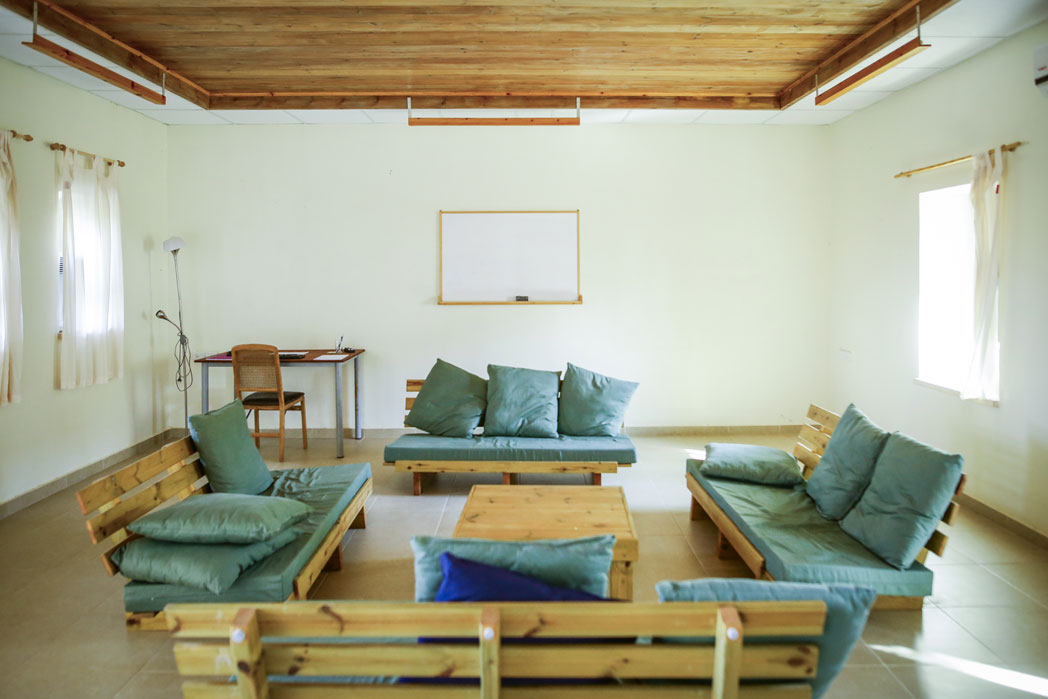 כיתות לימוד בנאות סמדר – חדרי הוראה וסדנאות עם לוח מחיק ופינות ישיבה