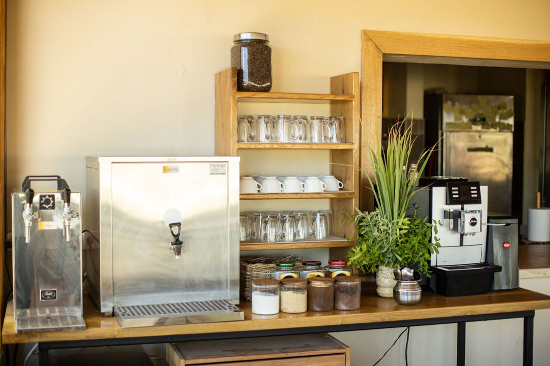 פינת קפה לאורחי סדנאות – מכונת אספרסו, פירות ותמרים אורגניים