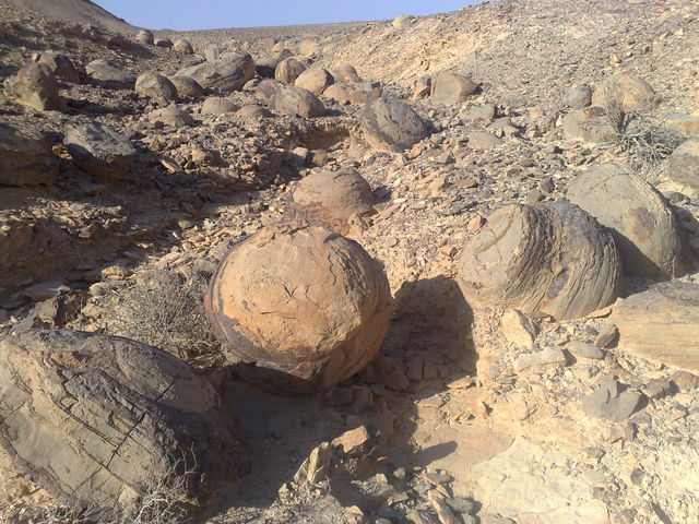 שדה הבולבוסים בנחל יעלון – סלעי ענק וגלישה בדיונות חול בערבה הדרומית