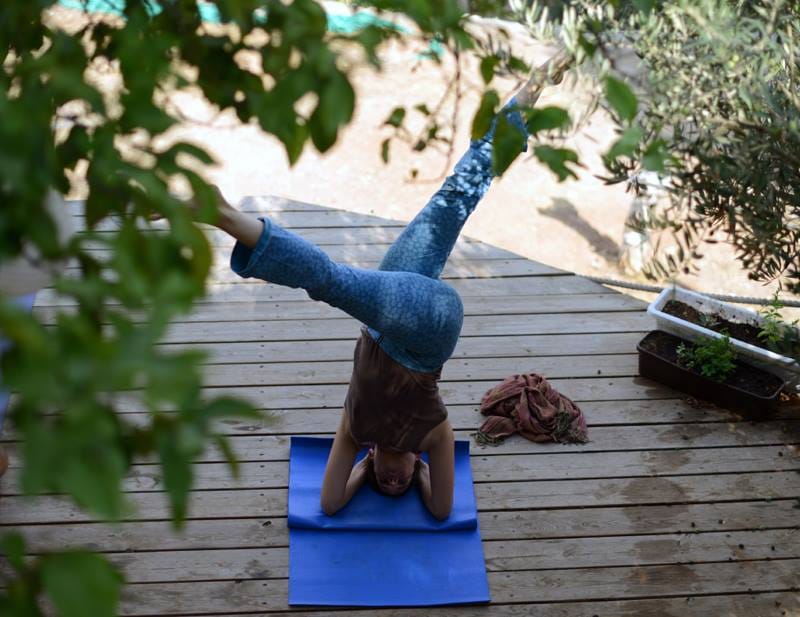 תרגול יוגה עם הדר סגל – חיבור נשימה, גוף ותודעה באווירת השקט המדברי של נאות סמדר